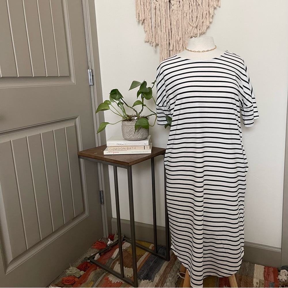 Midi Length Black and White Striped Tunic with pockets - Picture 9 of 10